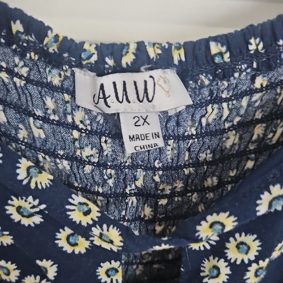 AUW Blue and White Floral Patterned Top - Picture 5 of 5